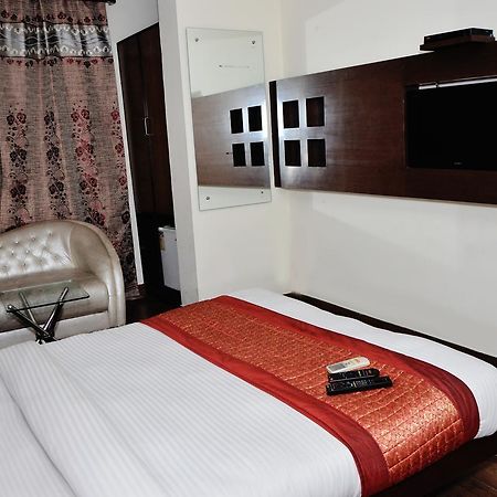 Oyo 18753 Hotel Glance Inn Нью-Делі Екстер'єр фото