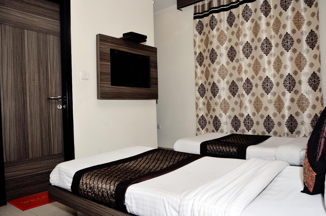 Oyo 18753 Hotel Glance Inn Нью-Делі Екстер'єр фото