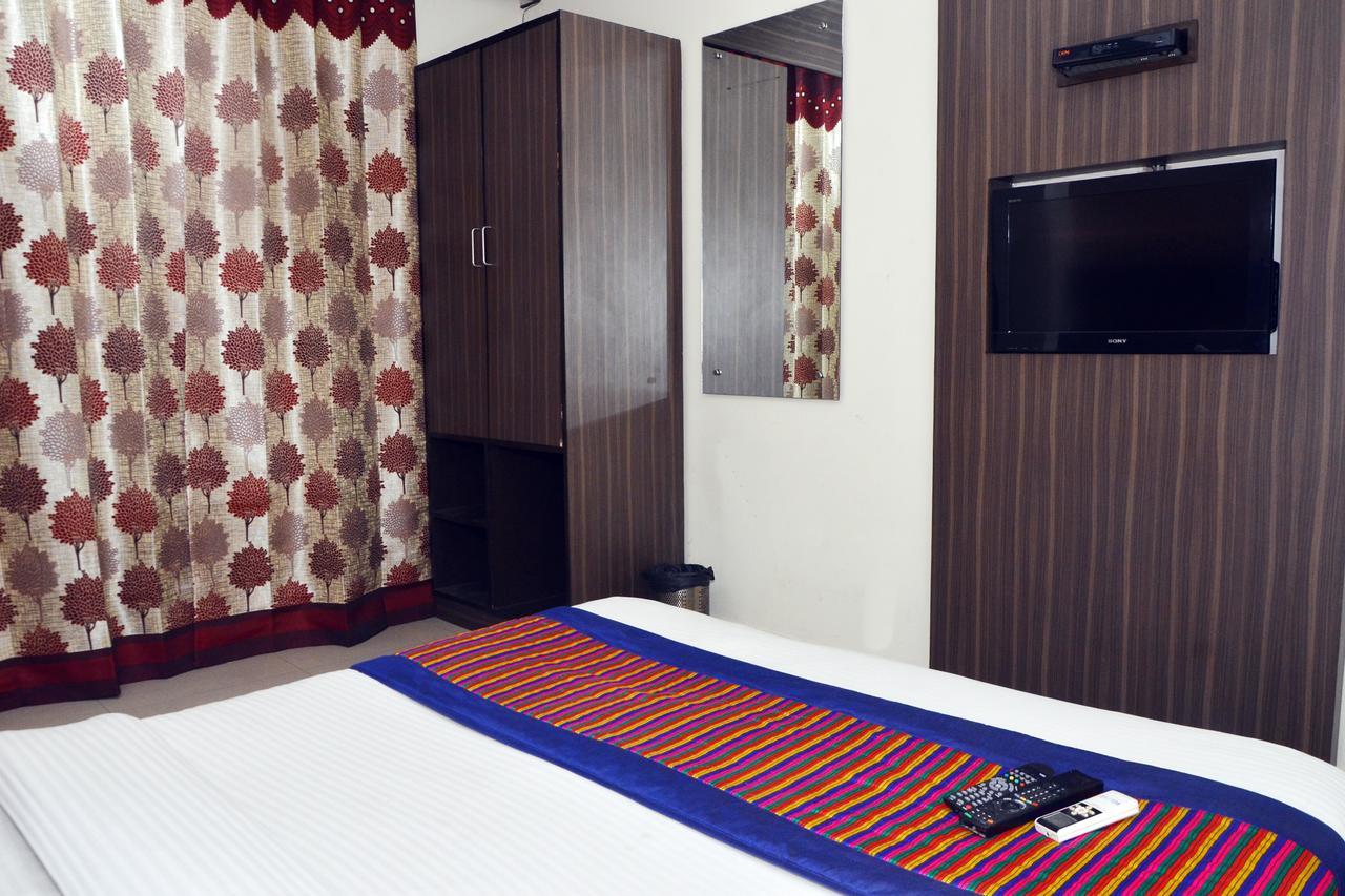 Oyo 18753 Hotel Glance Inn Нью-Делі Екстер'єр фото