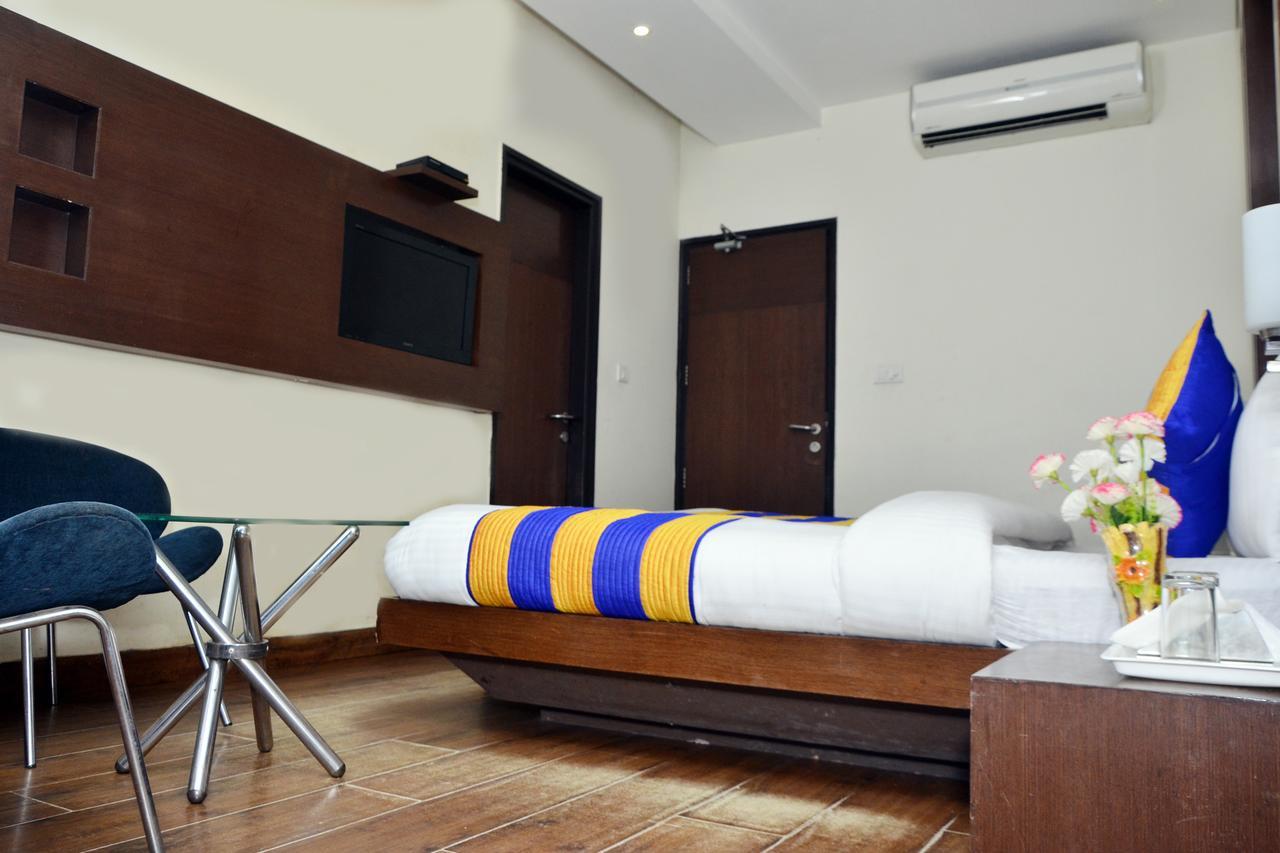 Oyo 18753 Hotel Glance Inn Нью-Делі Екстер'єр фото